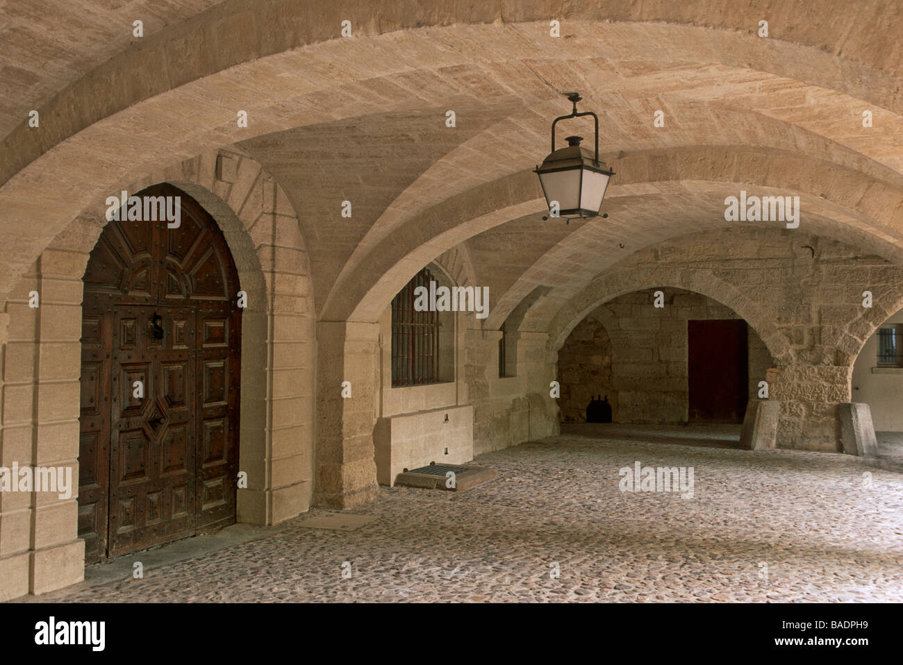 Frankreich, Gard, Uzes, Place Aux Herbes, Hotel De La Rochette, detaillierte Abbildung der Arkaden Stockfoto