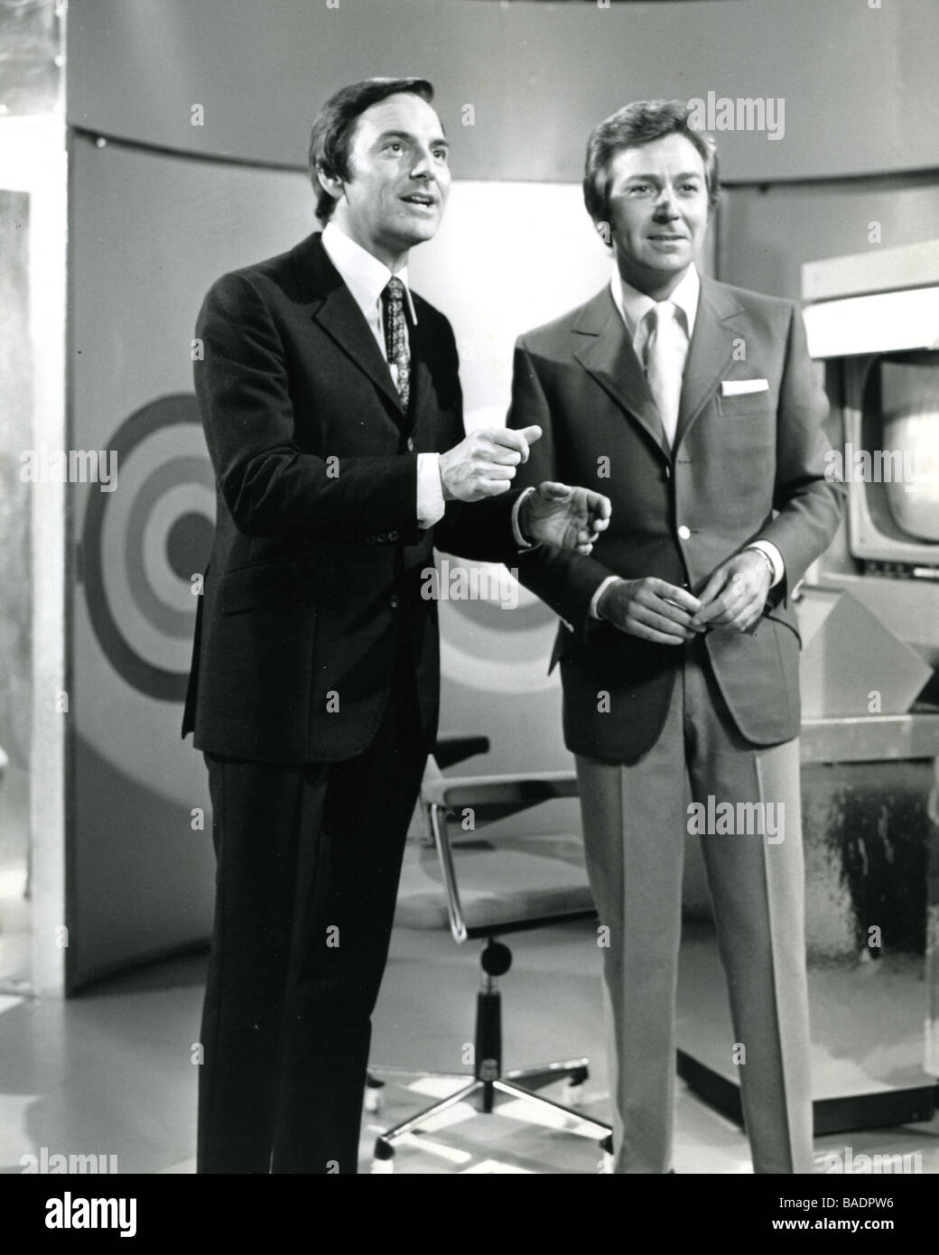 DER goldene Schuss der 1960er Jahre UK TV-Game-Show mit Conferencier Bob Monkhouse links und Sänger Lionel Blair Stockfoto