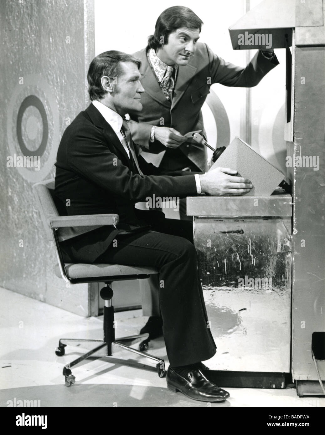 DER goldene Schuss der 1960er Jahre UK TV-Gameshow mit Conferencier Bob Monkhouse stehend und Schauspieler Patrick Allan Stockfoto