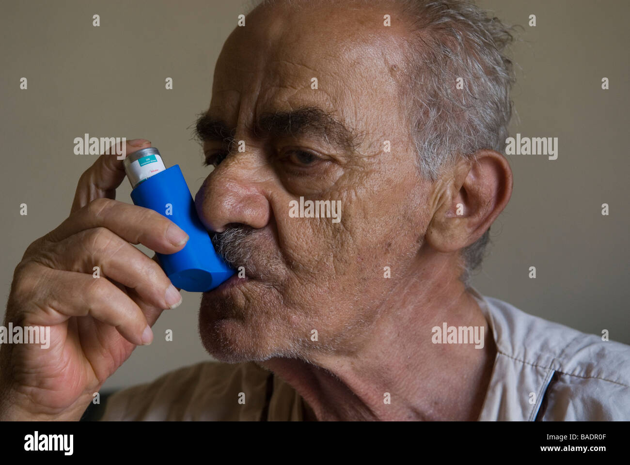 Älteren Mann mit einem Inhalator Behandlung für Asthma Stockfoto