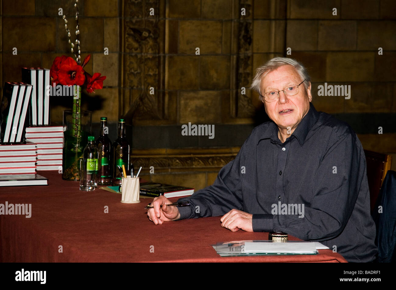 Sir David Attenborough Unterzeichnung Kopien von Life in Cold Blood im Natural History Museum Stockfoto