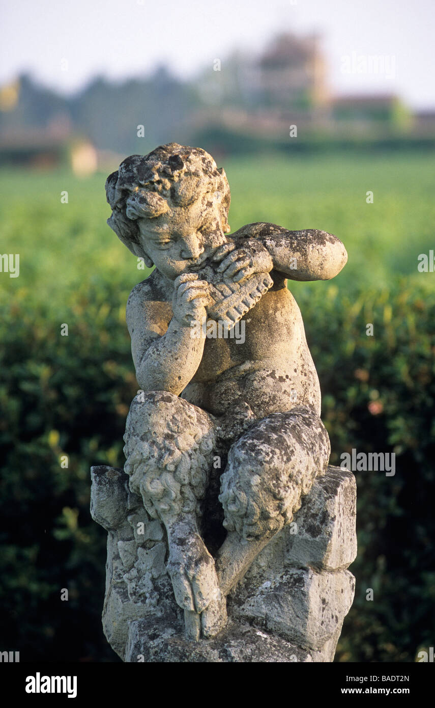 Frankreich, Gironde, Martillac, AOC Pessac Leognan, Chateau de Smith Haut Lafitte, detaillierte Bild einer Statue im Weinberg Stockfoto