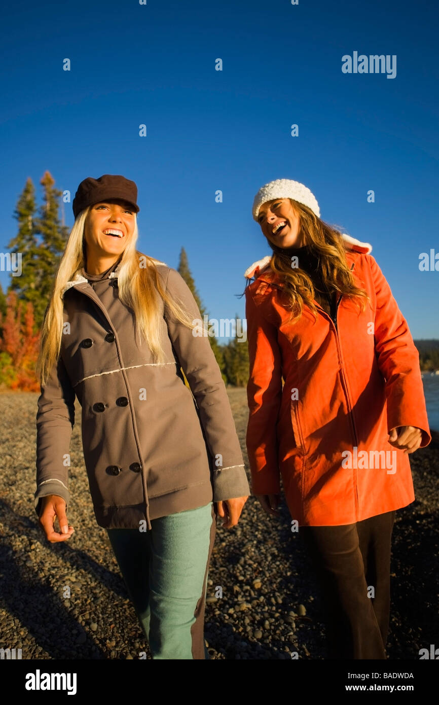 Frauen, die zu Fuß entlang der Küste, Lake Tahoe, Kalifornien, USA Stockfoto