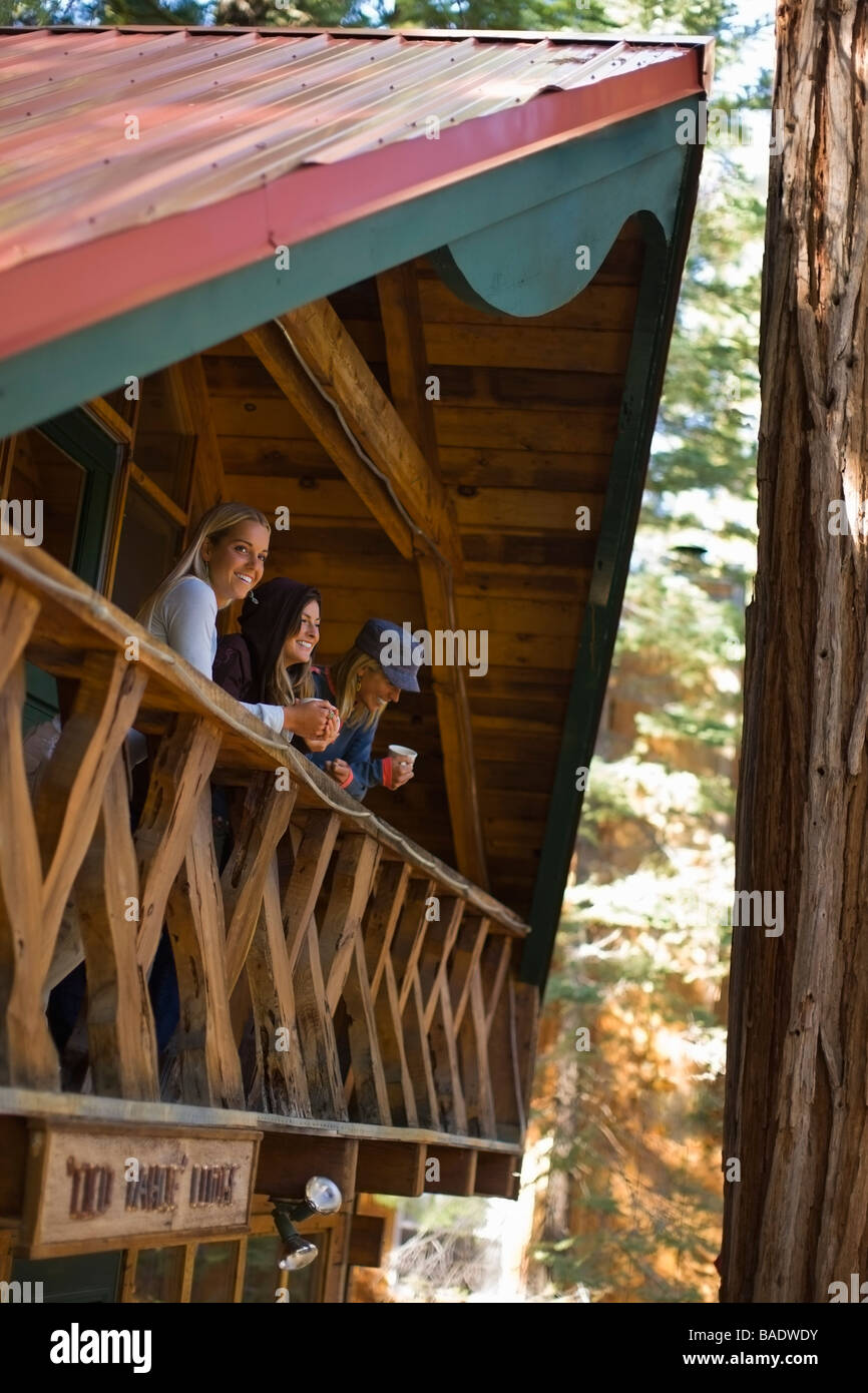 Frauen auf Kabine Balkon, Lake Tahoe, Kalifornien, USA Stockfoto