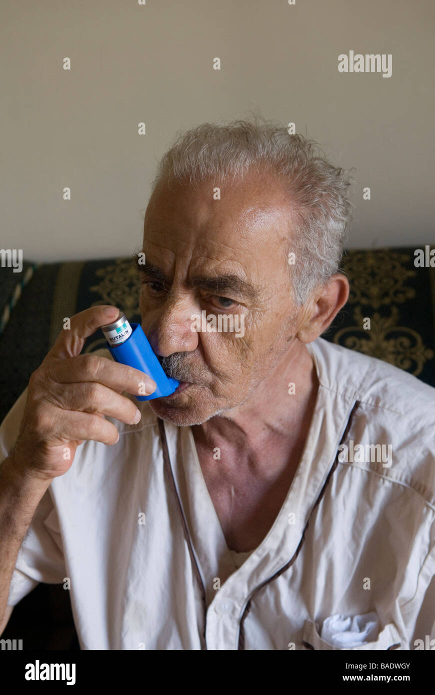 Älteren Mann mit einem Inhalator Behandlung für Asthma Stockfoto