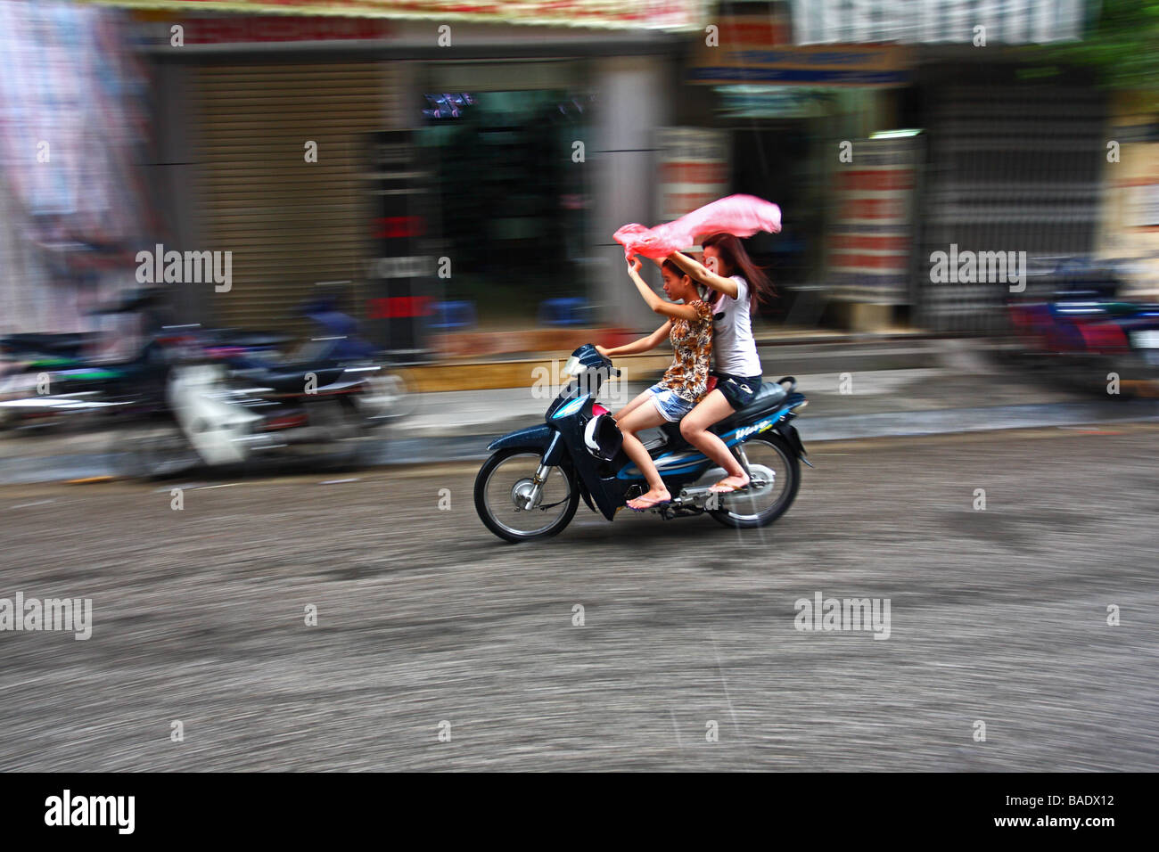 Motorrad Fahren Im Regen Stockfotos und -bilder Kaufen - Alamy