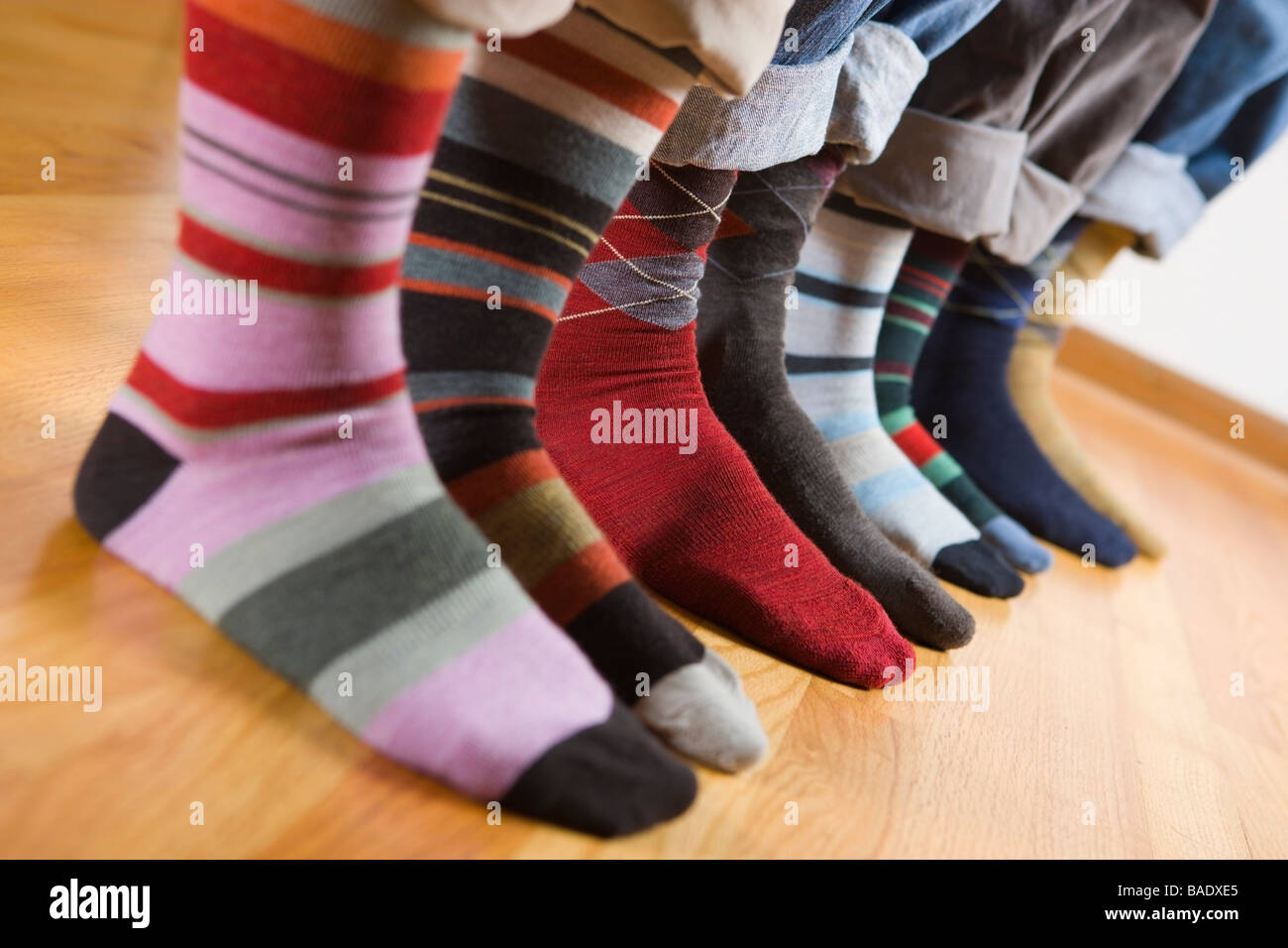 Nahaufnahme von Menschen tragen bunte Socken Stockfoto