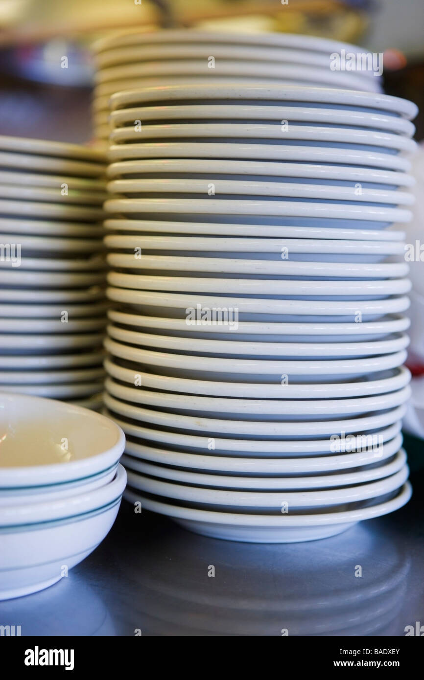 Nahaufnahme der Stapel Platten in Retro-Diner Stockfoto