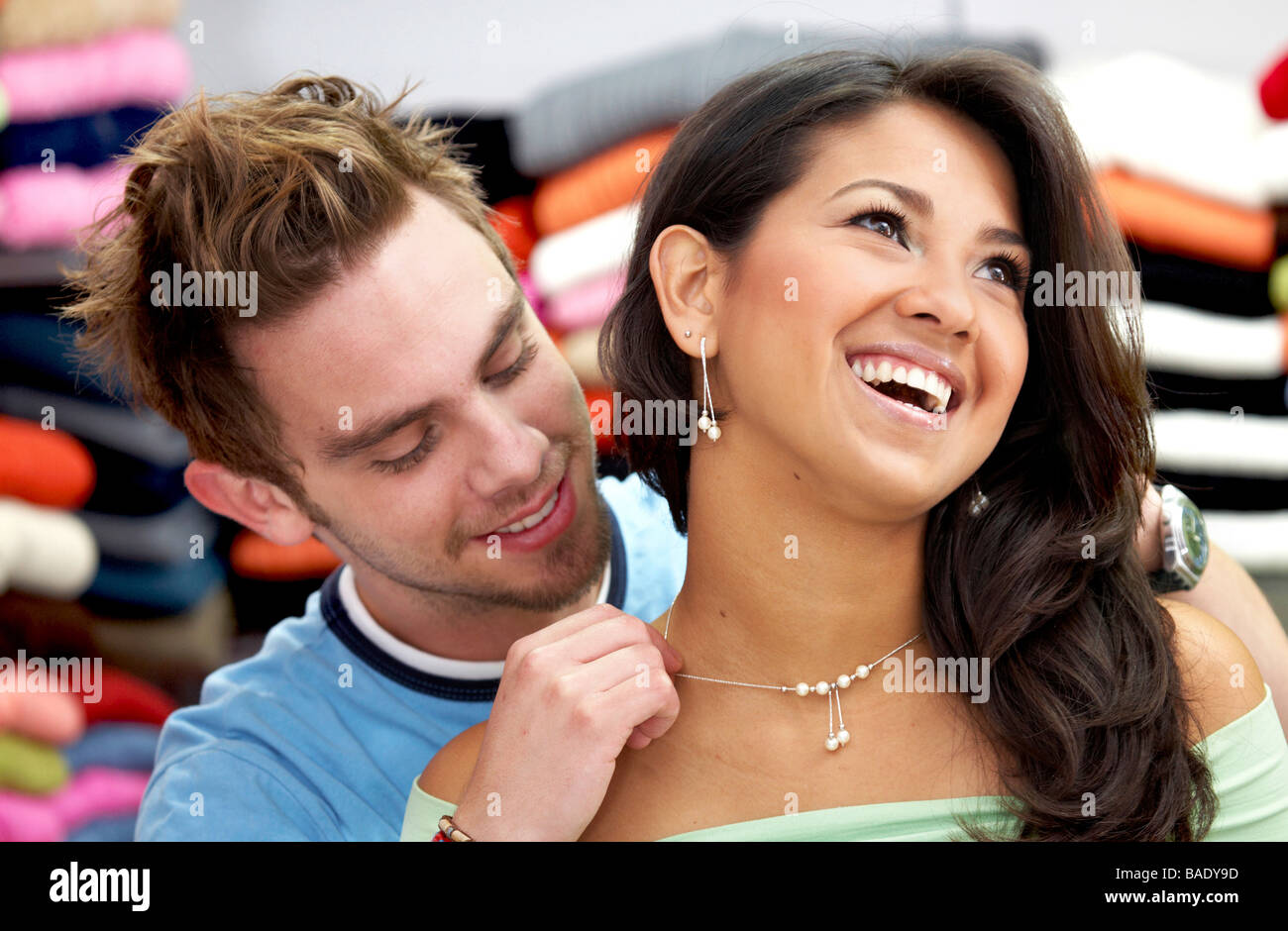 Mann, die Platzierung einer Halskette Geschenk für seine Freundin Stockfoto