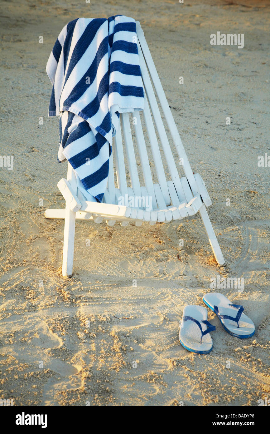 Bech-Stuhl mit Handtuch und Flip Flops am Strand, Belize Stockfotografie -  Alamy