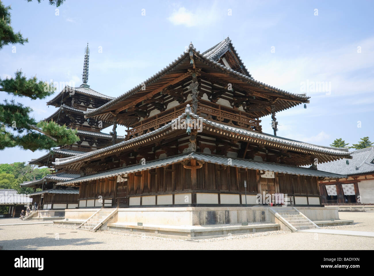 Die Kondo (Haupthalle) des Sai-in Teils des Horyu-Ji, mit 5 Etagen Pagode hinter. Nara Präfektur, Japan. Stockfoto
