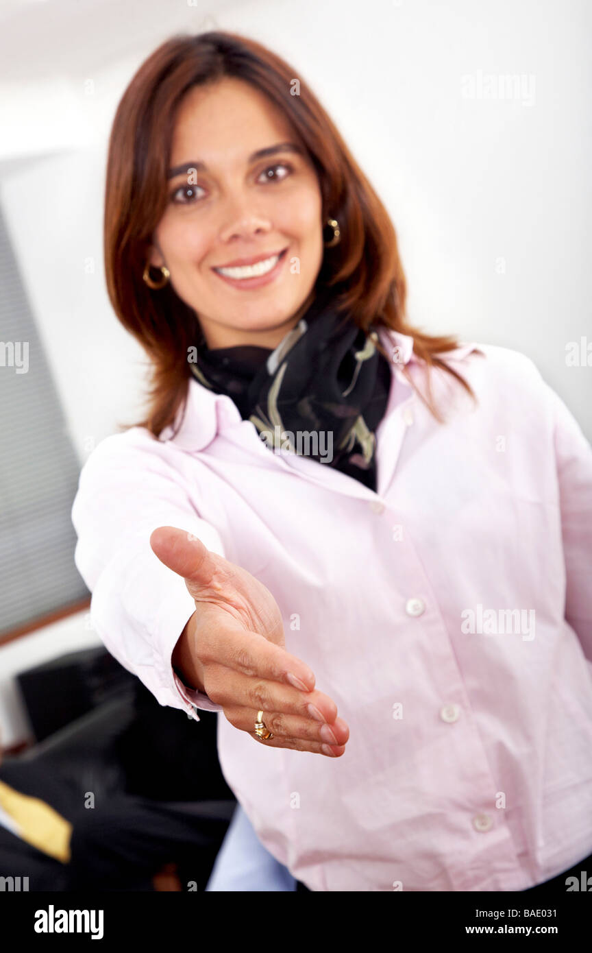 Business-Frau in ihrem Büro einen deal anbieten Stockfoto