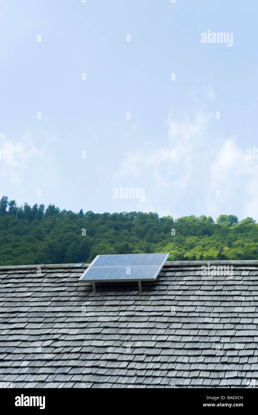 Solaranlage auf Dach, Salzburger Land, Österreich Stockfoto