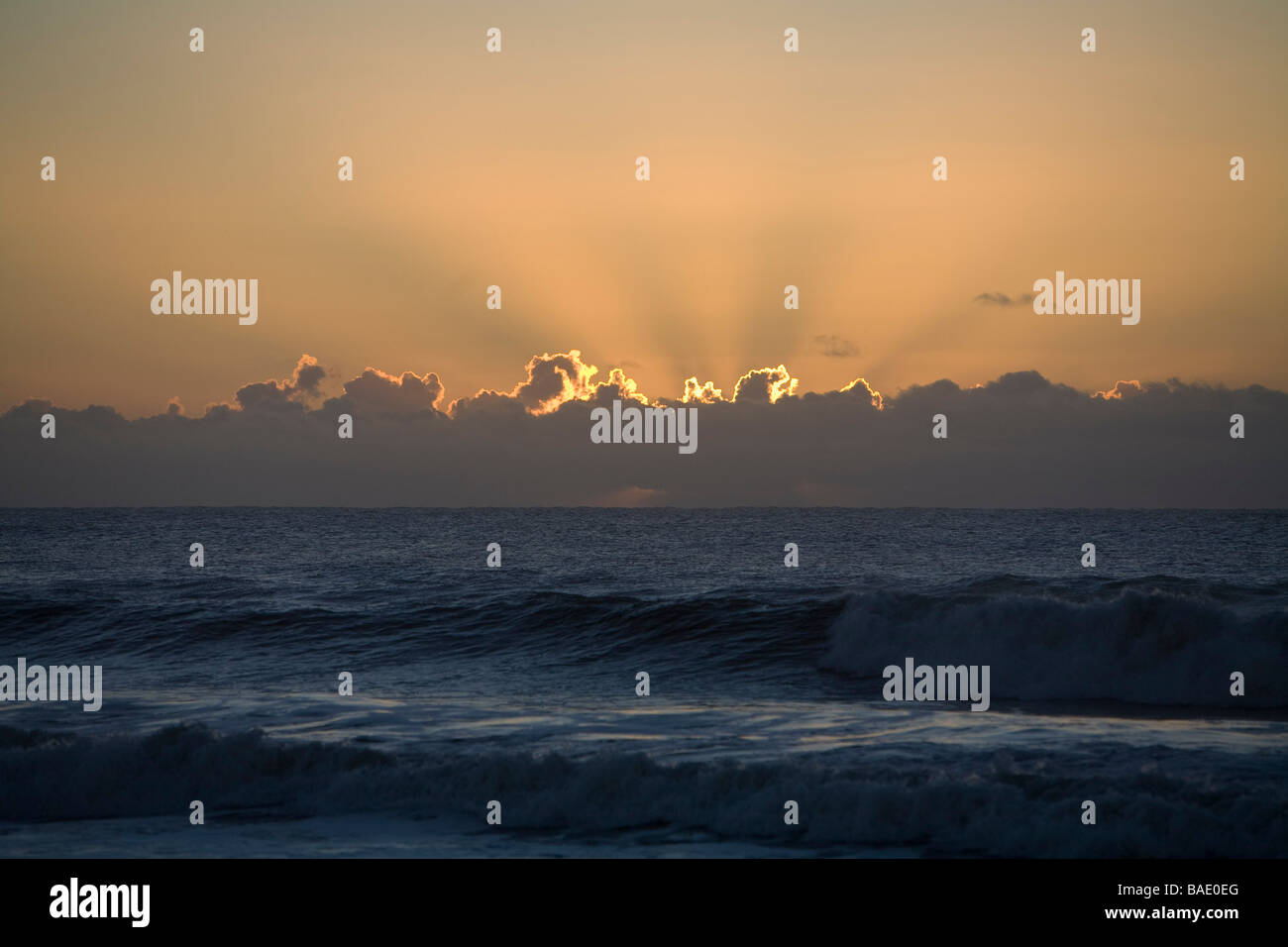 Sonnenaufgang über dem Strand Punta del Diablo, Uruguay Stockfoto