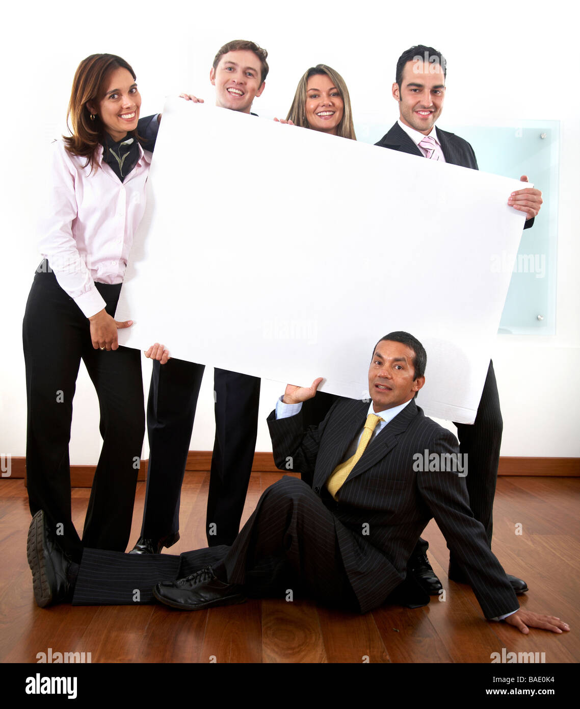 Office-Team hält eine weiße Pinnwand in einer Büroumgebung Stockfoto