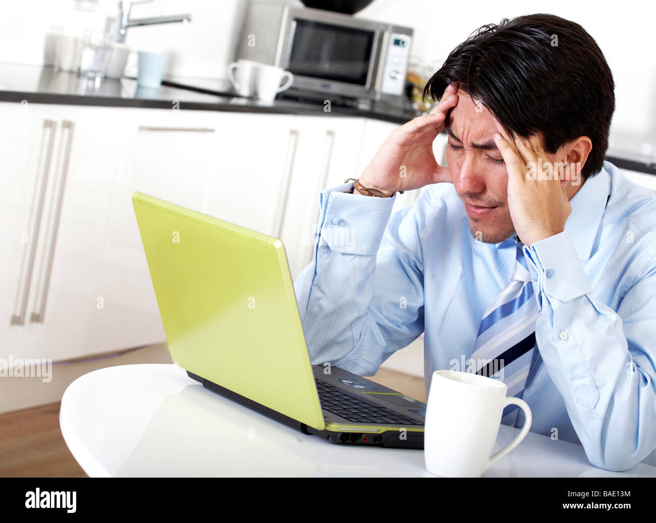 lässige Kerl sucht sehr gestresst auf einem Laptop zu Hause Stockfoto