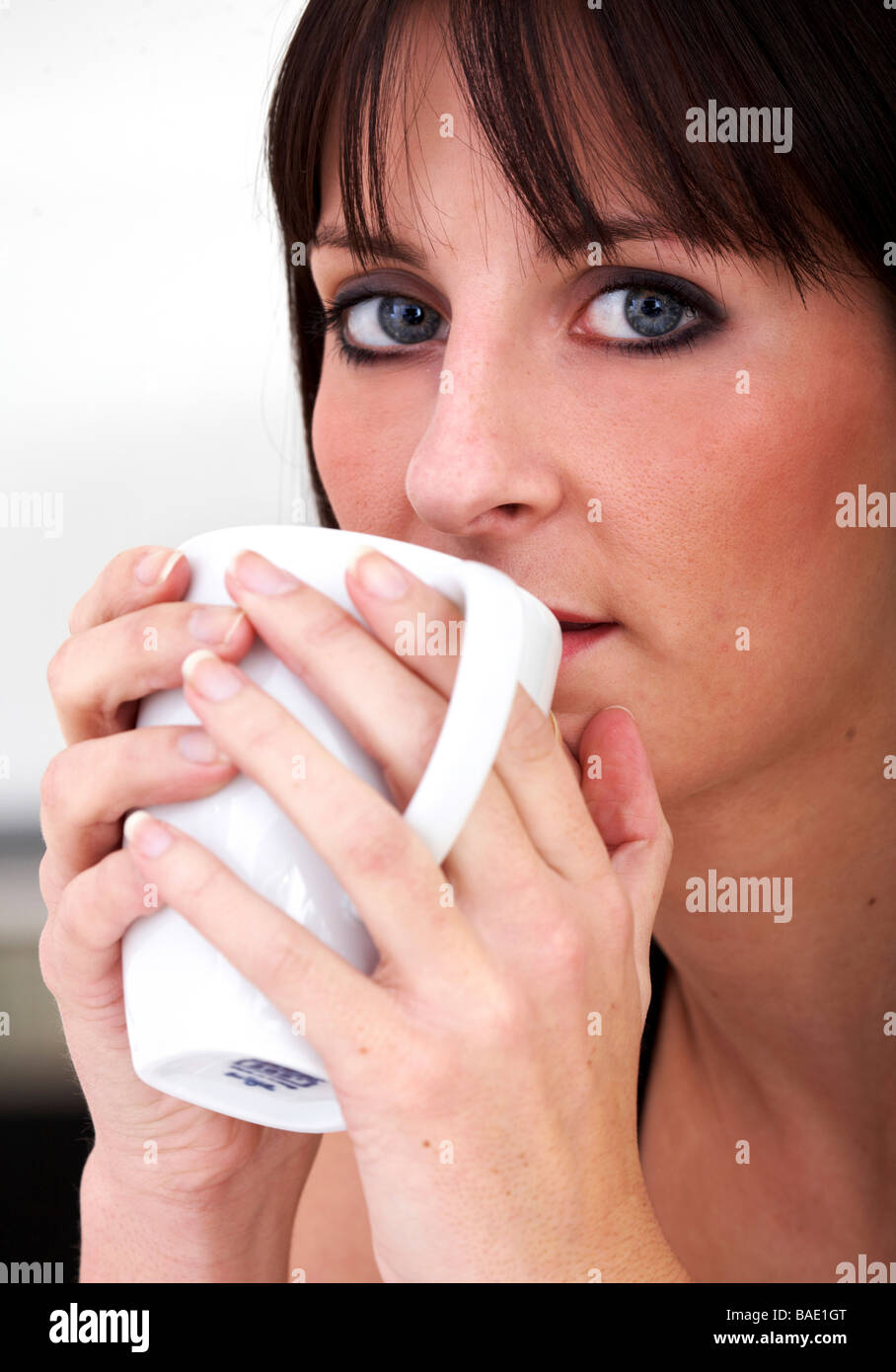 schöne Mädchen hält eine Tasse Kaffee Stockfoto