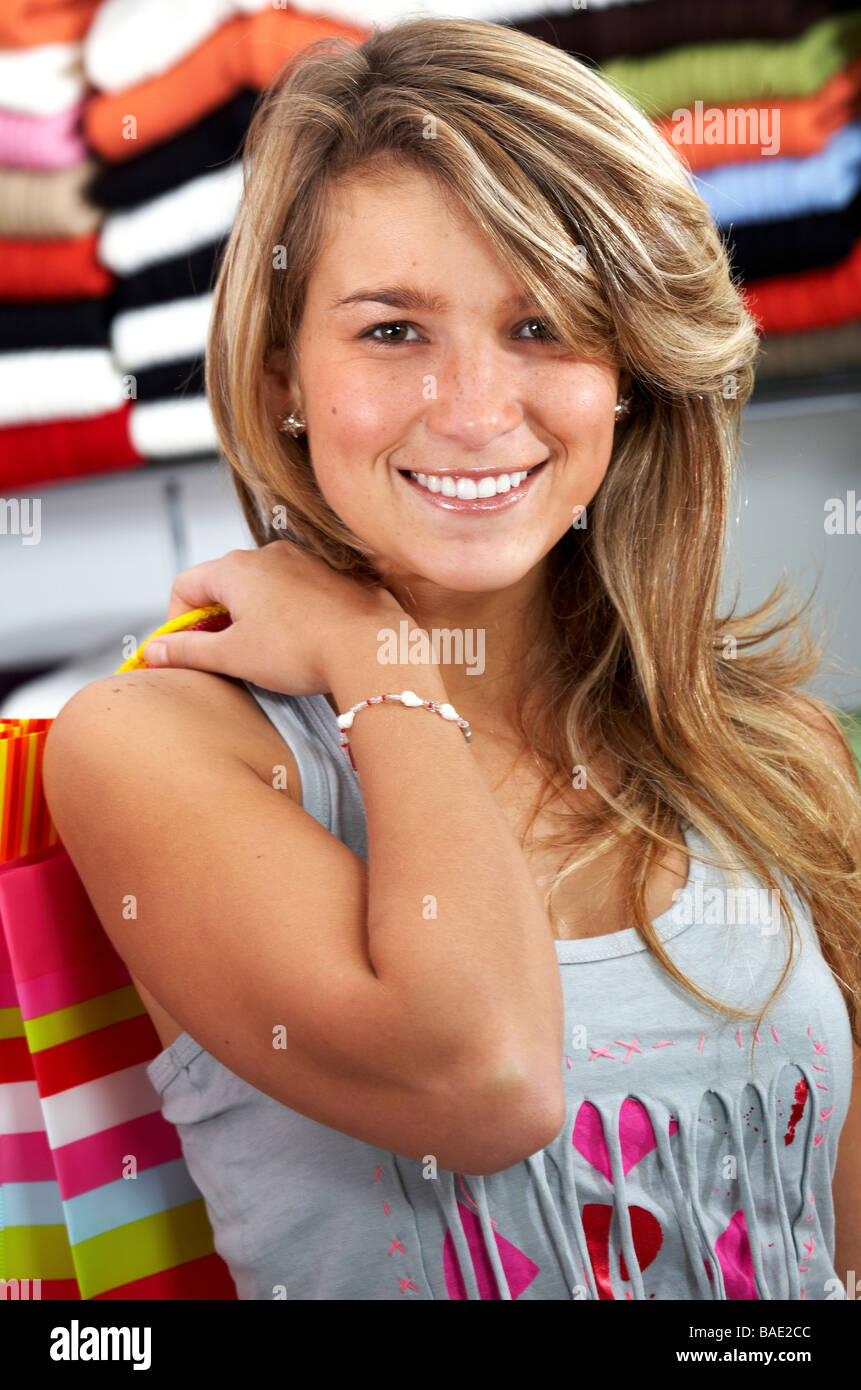 Mädchen im Ladengeschäft lächelnd und Einkaufstaschen tragen Stockfoto