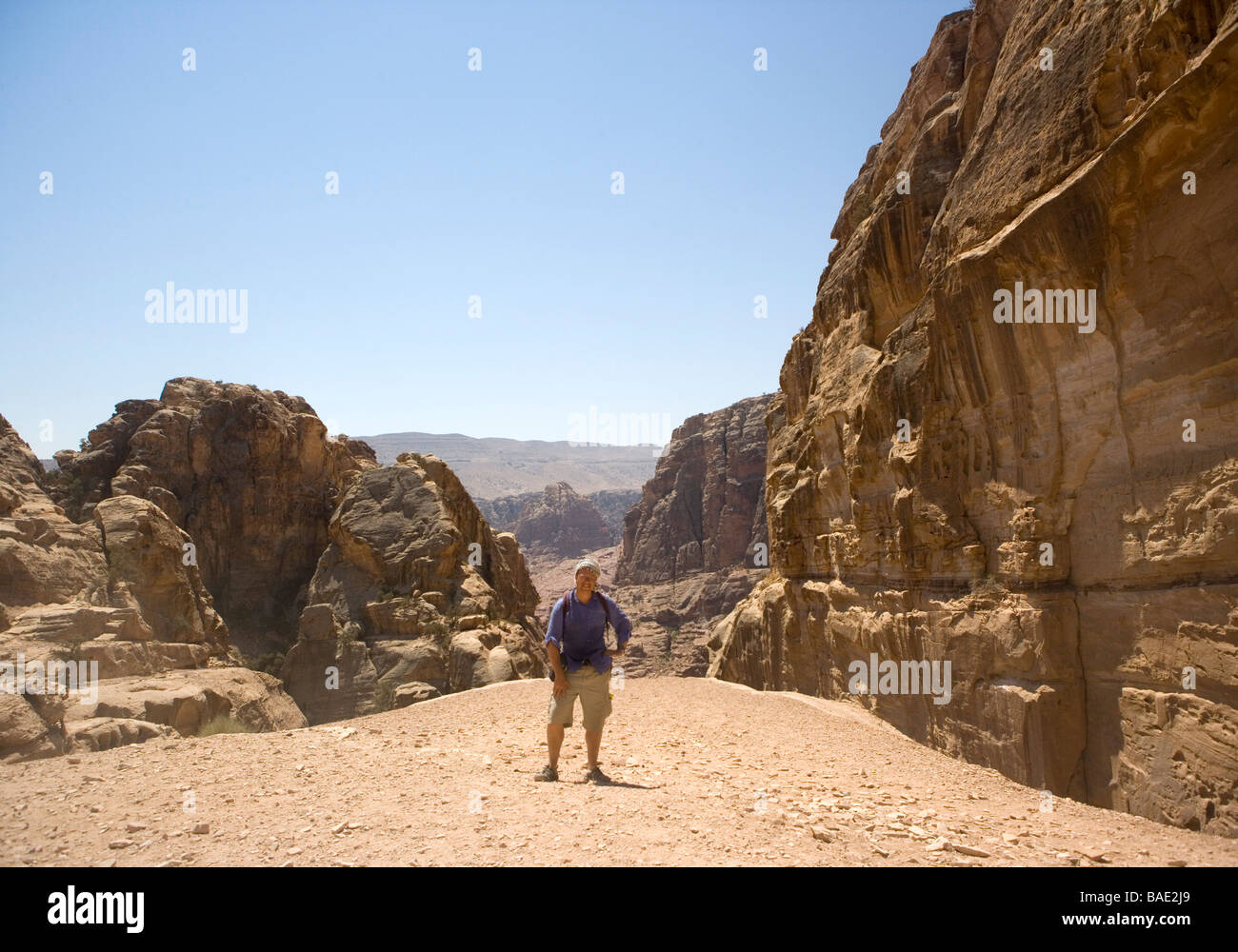 Touristischen stoppen auf dem Weg, Jabal Al-Deir auf seinem Weg zum Besuch des Klosters in der antiken Stadt Petra, Jordanien. Stockfoto
