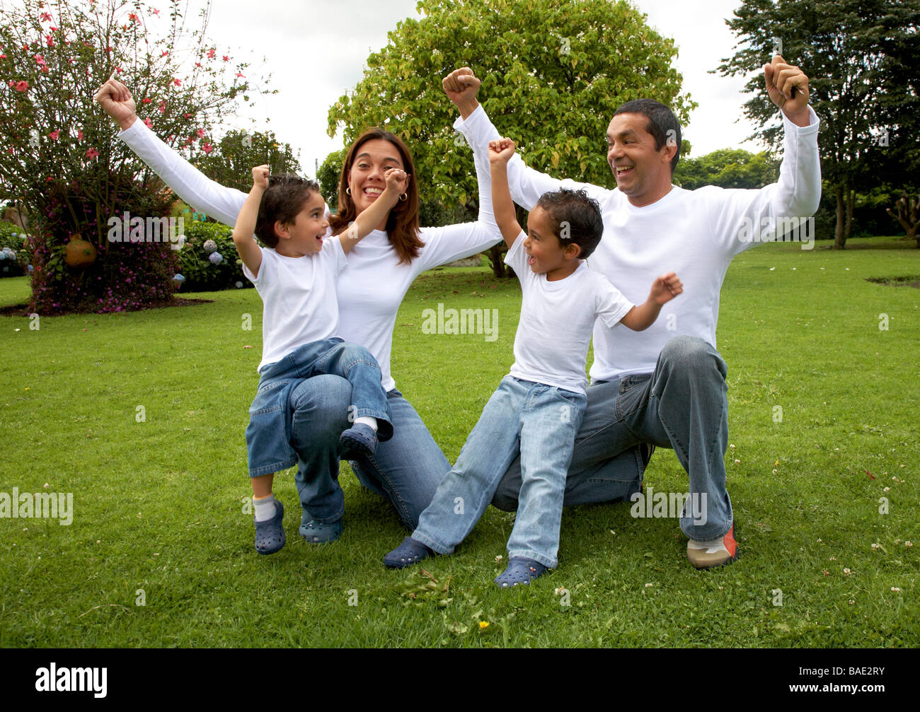 Familie Lifestyle Portrait von eine Mama und Papa mit ihren zwei Kindern Spaß im freien Stockfoto