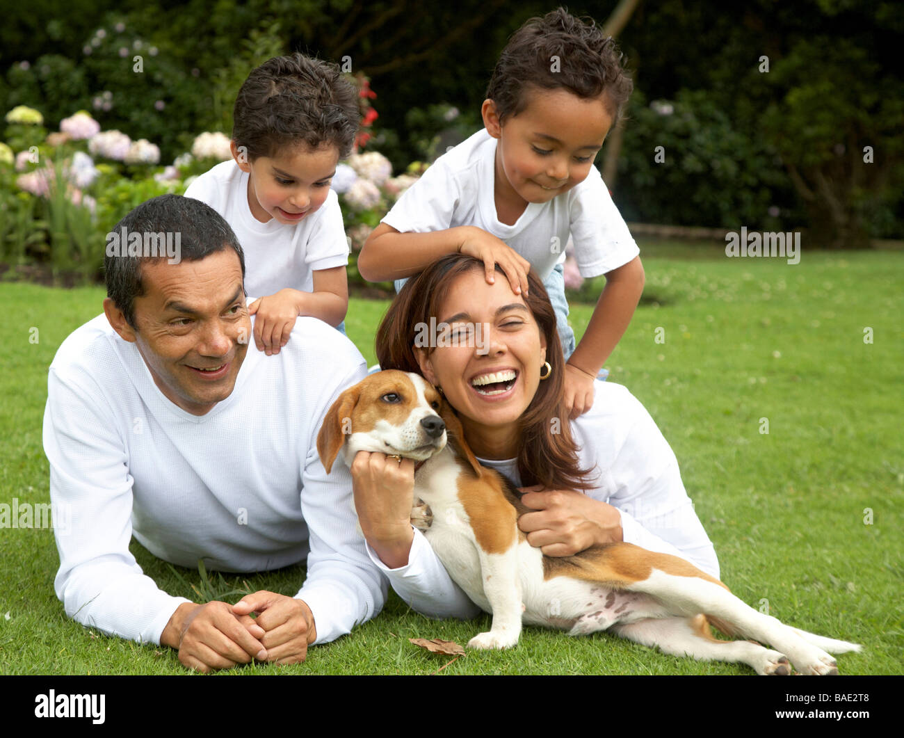 Familie Lifestyle Portrait von eine Mama und Papa mit ihren zwei Kindern und ihrem Hund Spaß im freien Stockfoto