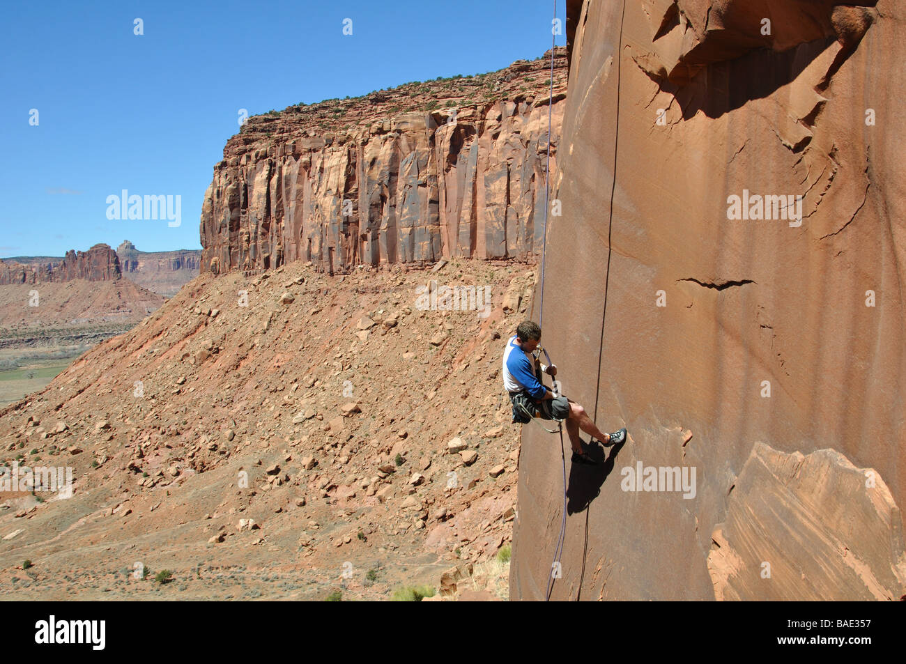 ein Felsen Kletterer Abseilen auf den Felsen nach dem Klettern eines harten Riss in der indischen Creek Utah Stockfoto