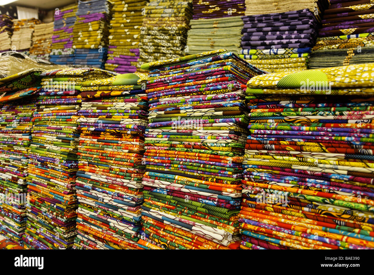 Afrikanische Textilien Gewebe angehäuft im shop Stockfoto