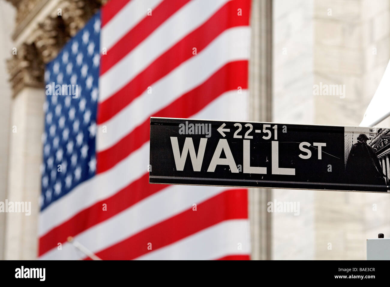 USA, New York, Wall Street, Roadsign und amerikanische Flagge Stockfoto