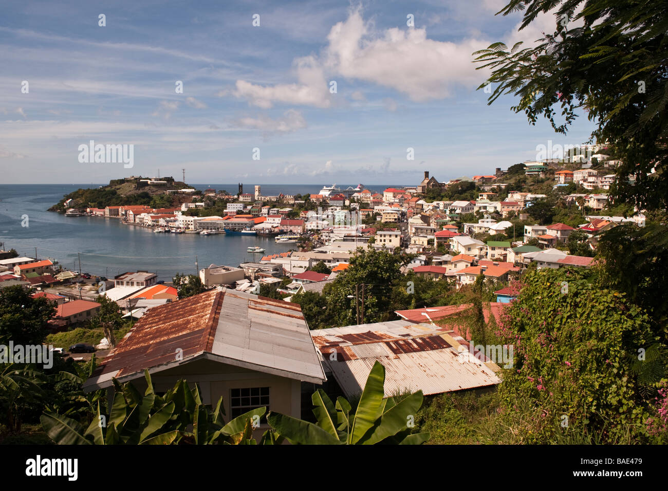 Blick hinunter auf den Hafen und die St.-Georgs-die Hauptstadt von Grenada Eingang von der Straße oben Stockfoto
