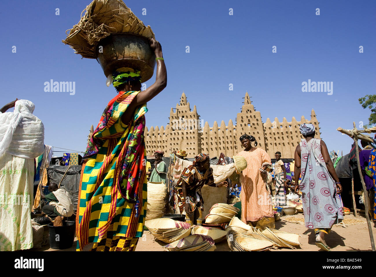 Mali, Mopti Region und Djenne, klassifiziert als Weltkulturerbe der UNESCO, Markttag an der Unterseite der Moschee Stockfoto