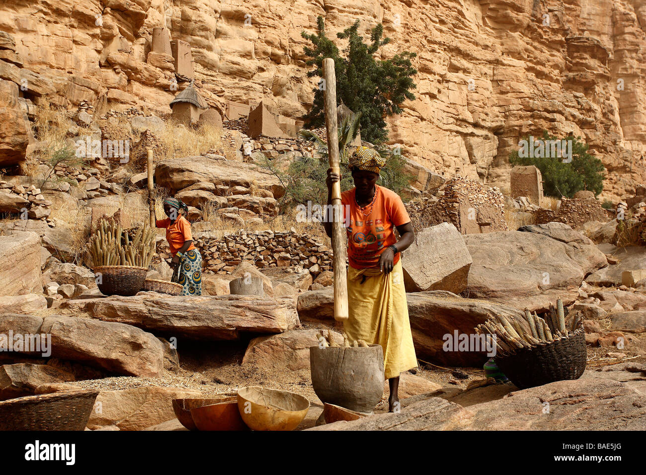 Mali, Dogonland, Frauen brechen Stockfoto