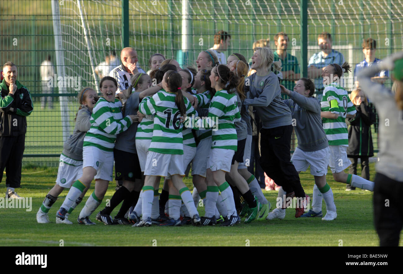 U14 Mädchen-Fußball-Wettbewerb. Das Siegerteam zu feiern. Stockfoto