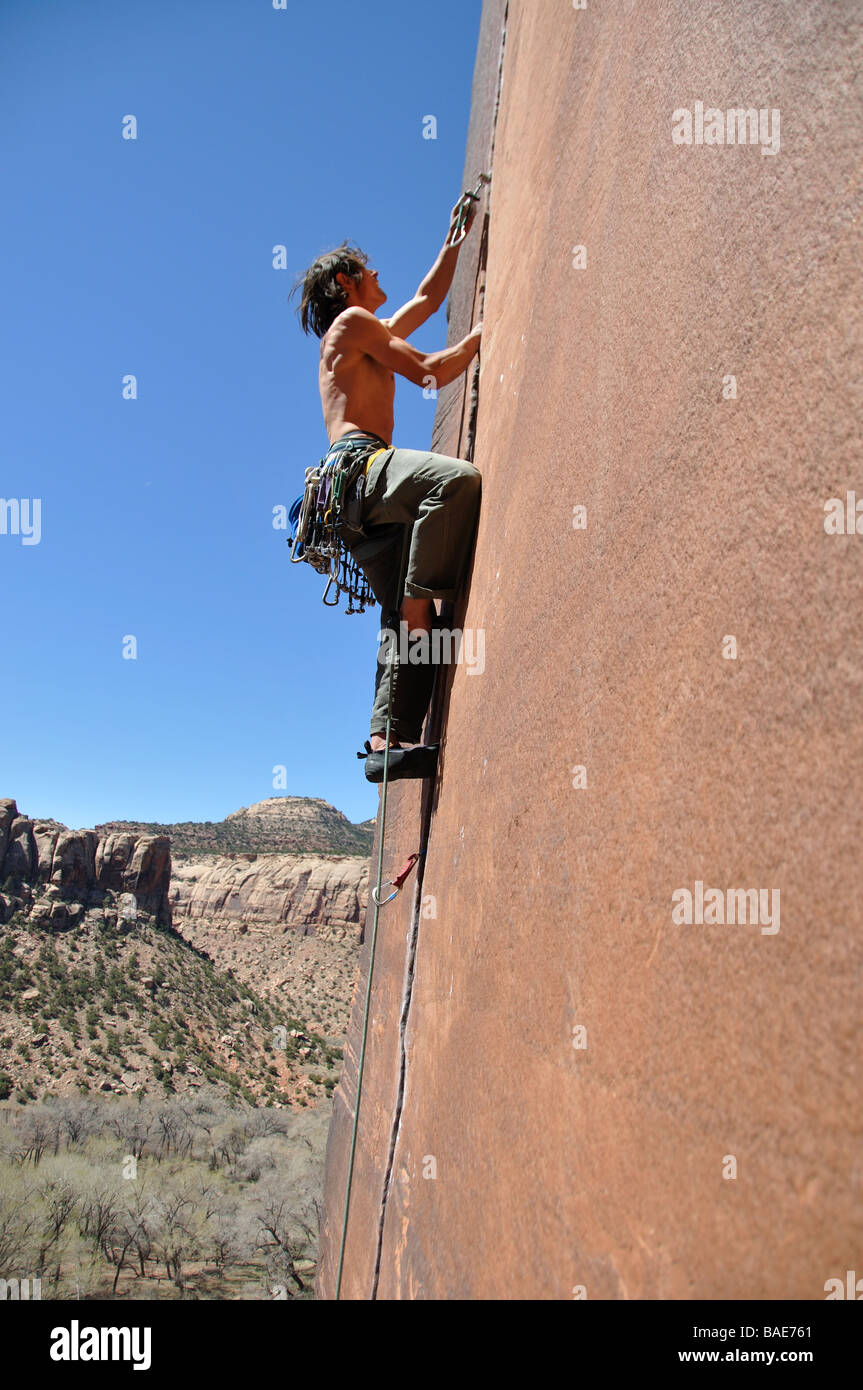 ein Kletterer Klettern einen 5 12 Riss Klettern in indian Creek Utah Stockfoto