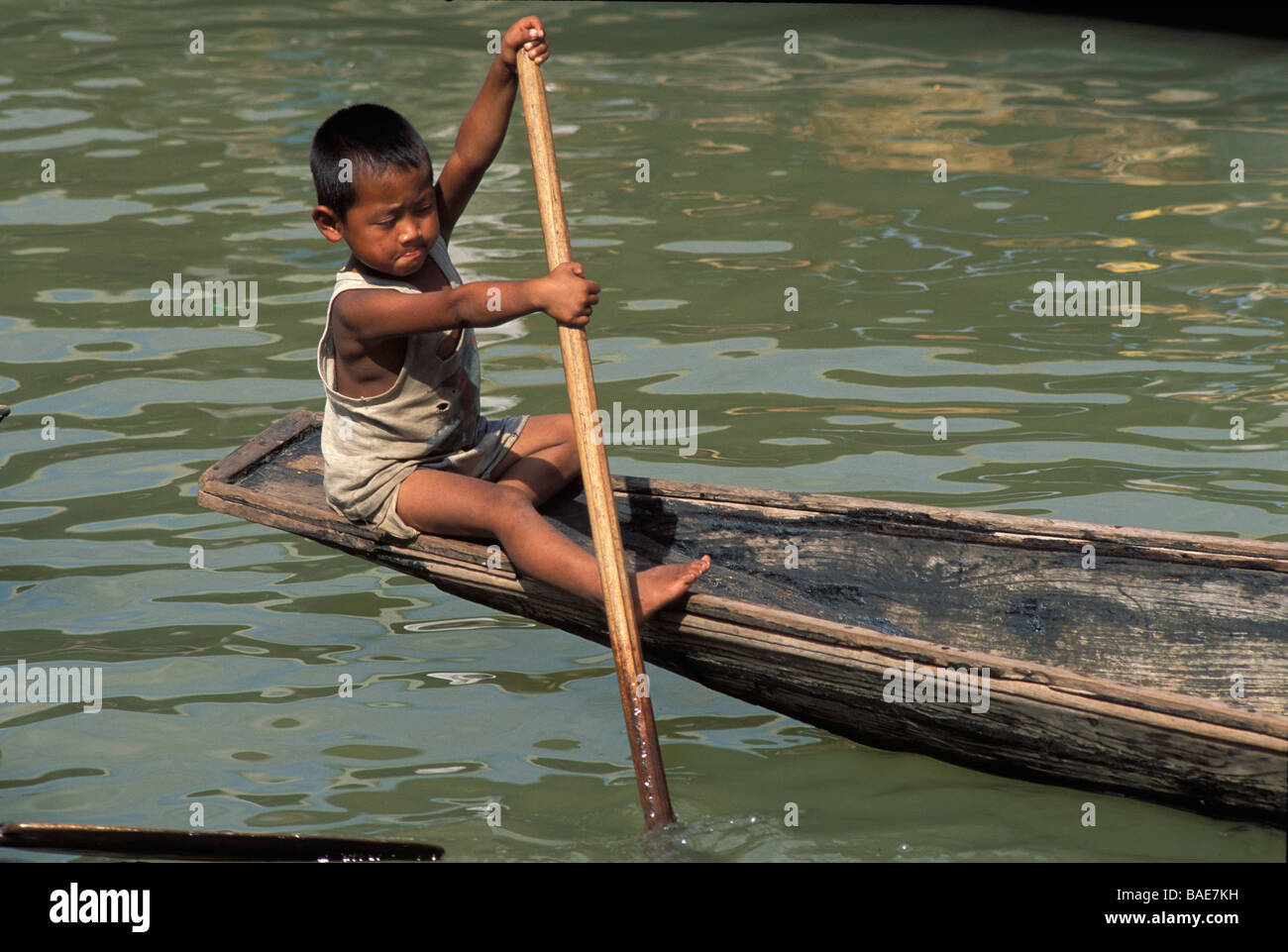 Myanmar (Burma), Shan-Staat, Inle-See, kleiner Junge in einem Einbaum gonna Ywama schwimmenden Markt Stockfoto