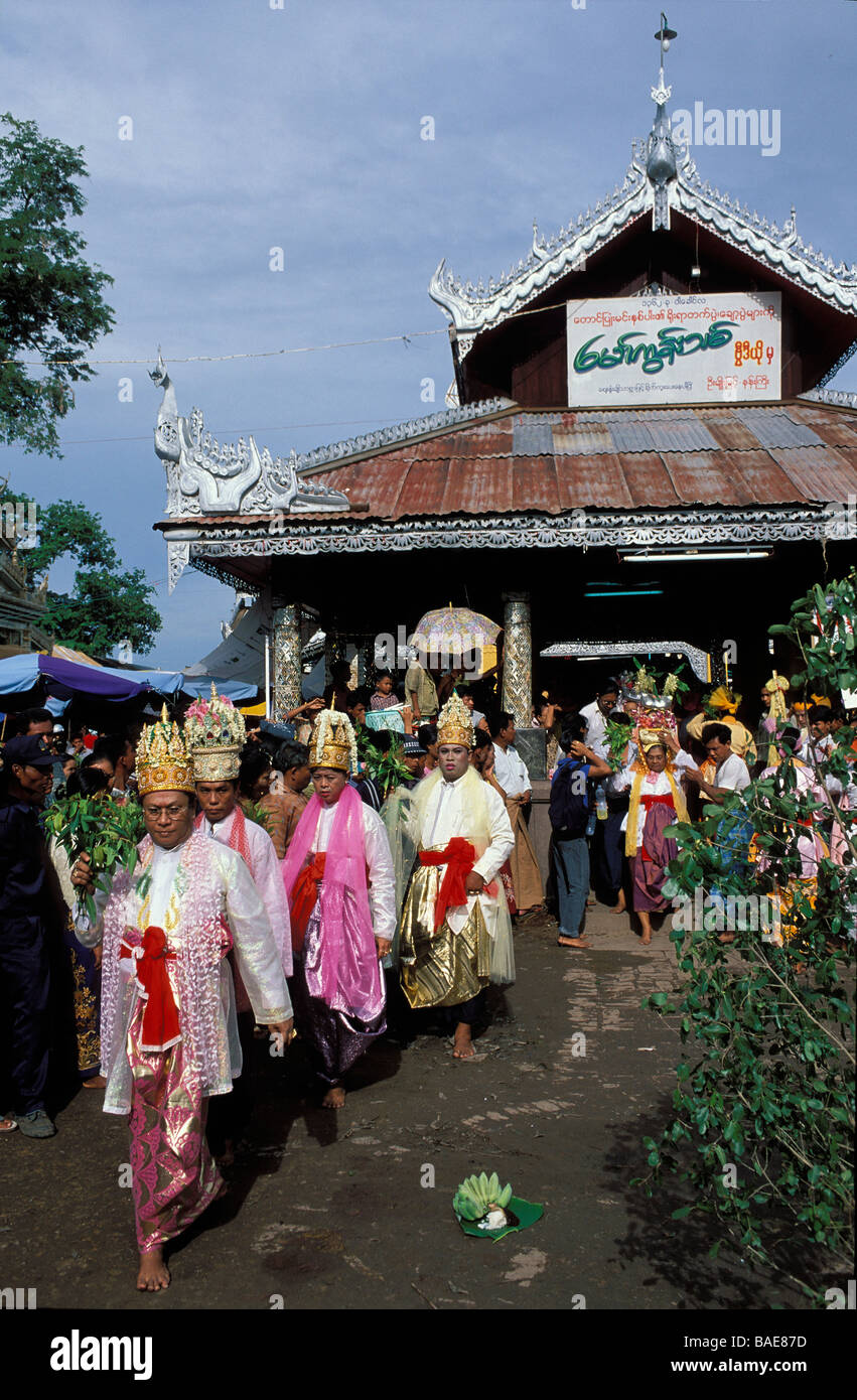 Sagaing Division, Taungbyon, Nat Pwe (Festival der Geister), Myanmar (Burma), Prozession der Minister der Regierung Nat Stockfoto