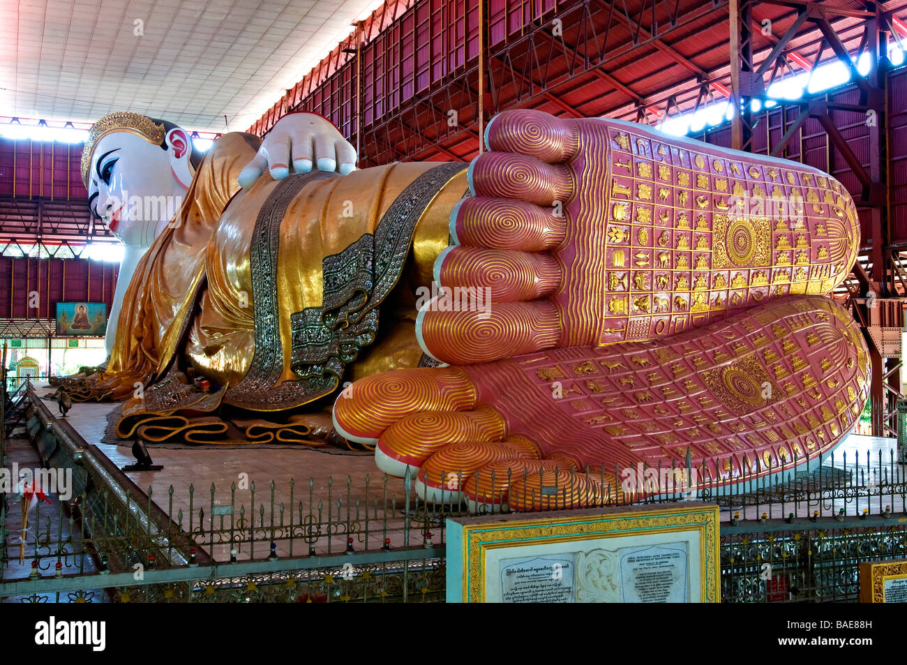 Yangon Division, Yangon, Myanmar (Burma), Stadtteil von Shwe Gon Daing, Paya Chaukhtatgyi, liegender Zement bedeckte Buddha mit Stockfoto