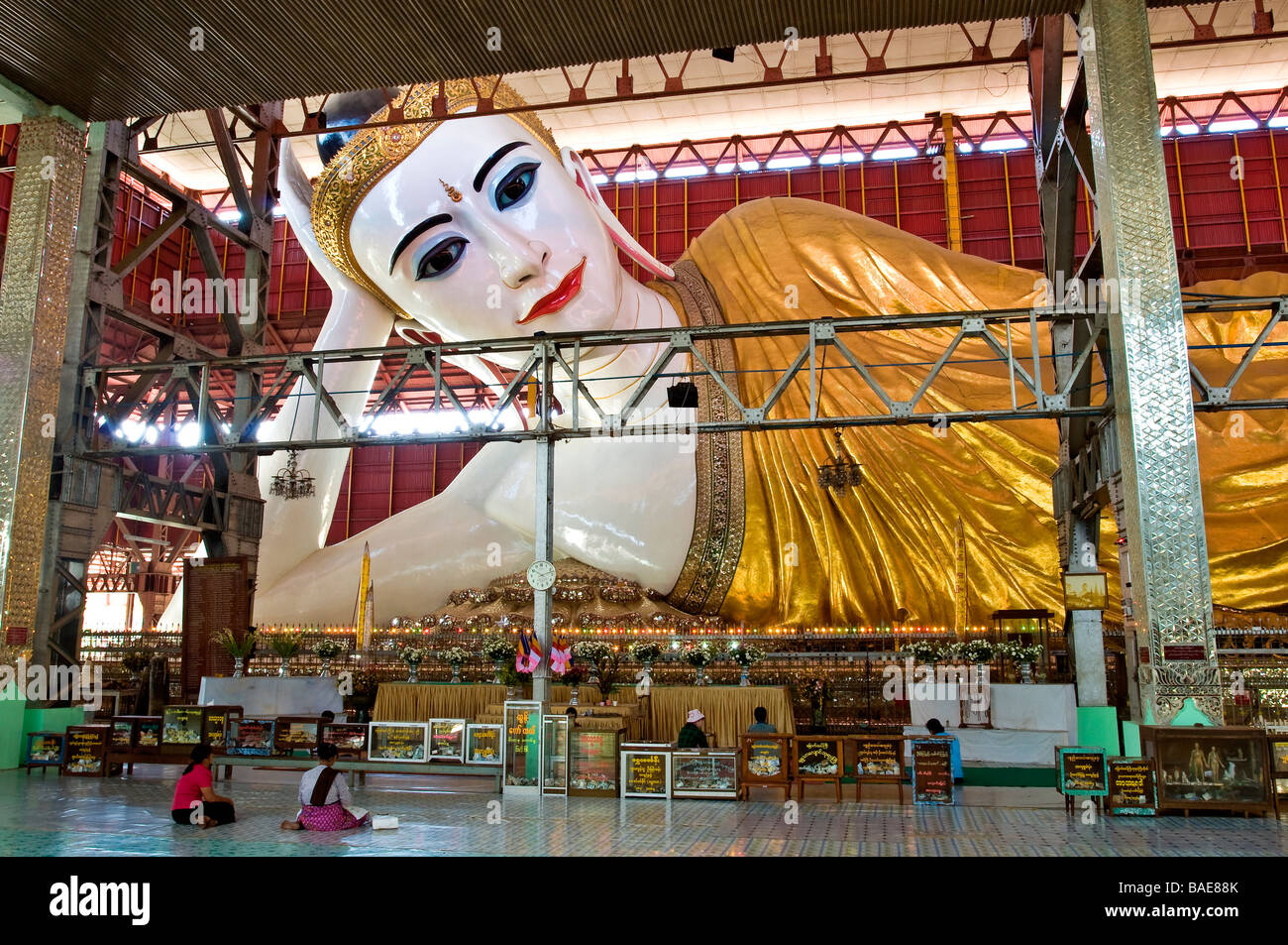 Myanmar (Burma), Yangon Division, Yangon, Shwe Gon Daing Bezirk Chaukhtatgyi Paya Pagode, liegender Zement Buddha abgedeckt Stockfoto