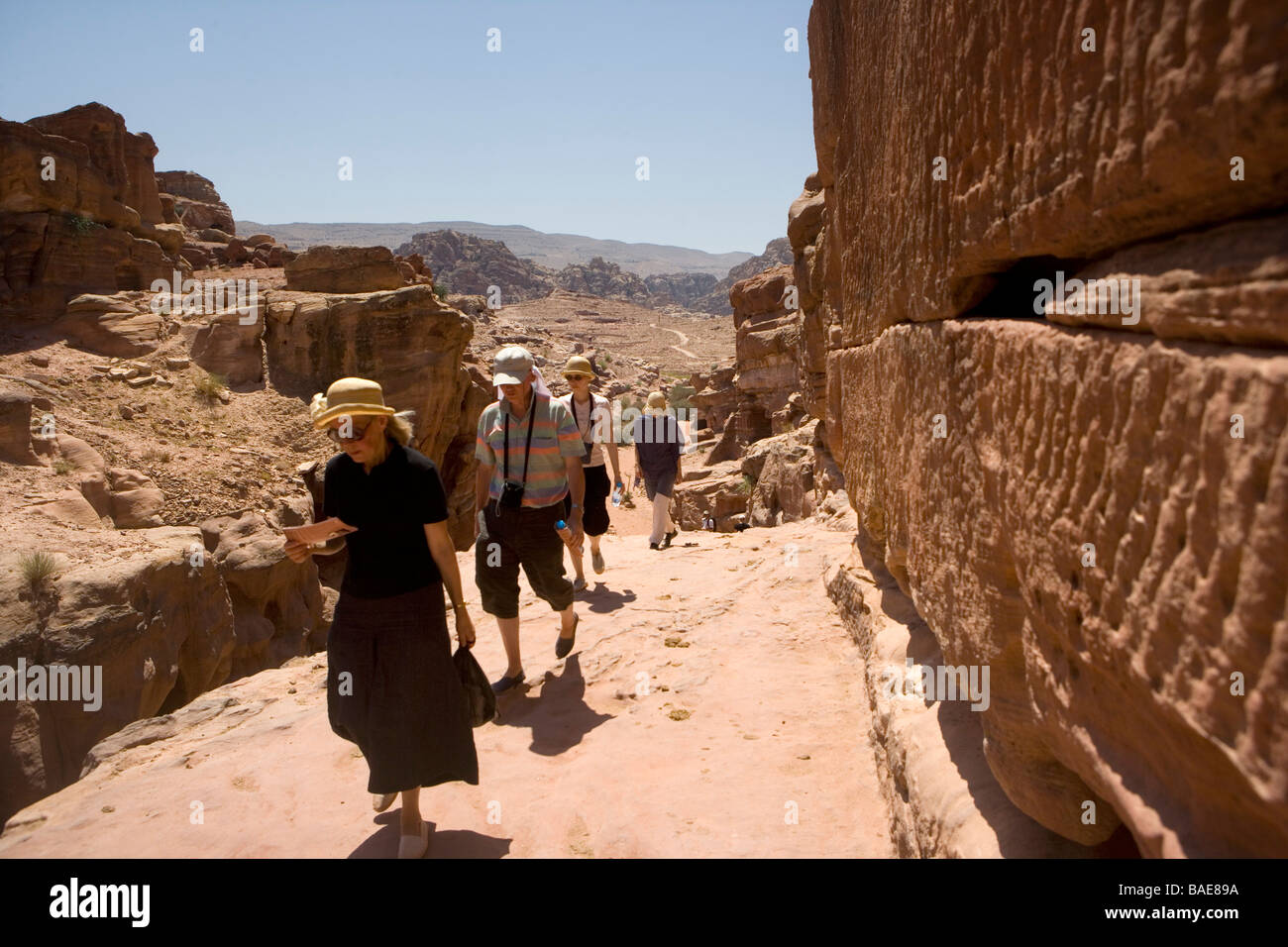 Touristische Wanderung auf der Steig am Jabal Al-Deir auf ihrem Weg nach Besuch des Klosters in der antiken Stadt Petra, Jordanien. Stockfoto