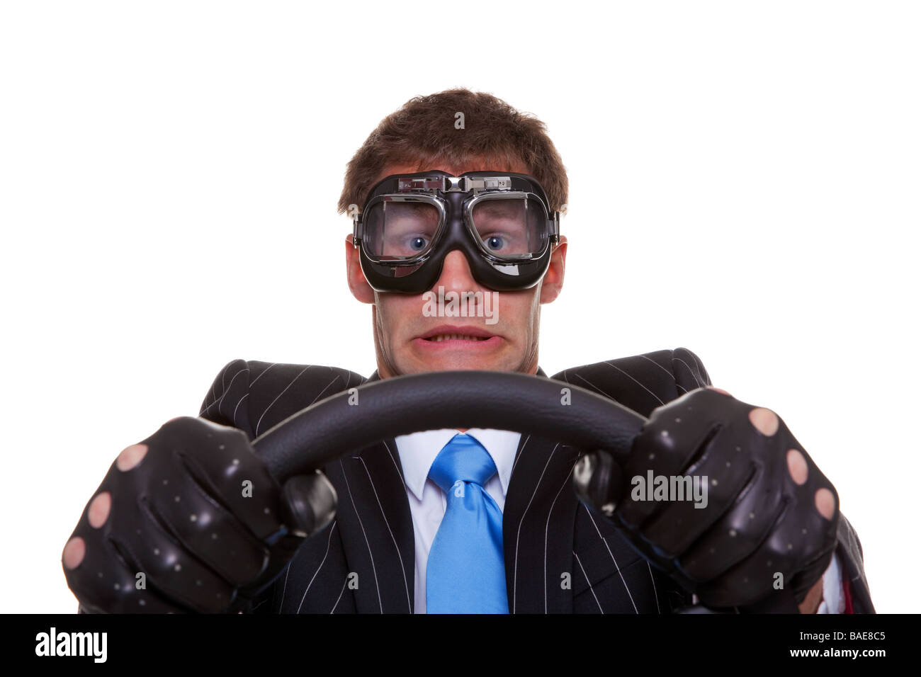 Geschäftsmann in Fahrt Handschuhe und Schutzbrillen mit einem Blick der Panik auf seinem Gesicht isoliert auf weißem Hintergrund Stockfoto