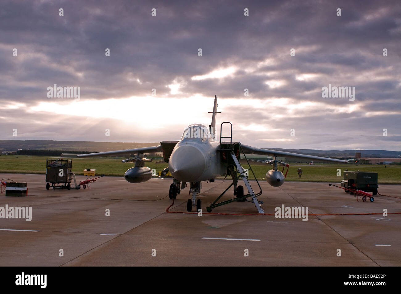 Frühe helle Pausen über den Moray Luftwaffenstützpunkt RAF Kinloss Scotland Stockfoto