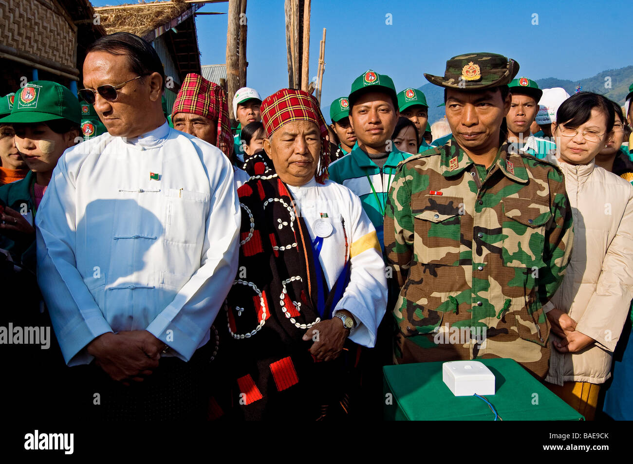 Myanmar (Burma), Sagaing Division, Leshi Dorf, der Kommandant der Sagaing Region, allgemeine Brigadier Myint Soe (rechts) und Stockfoto