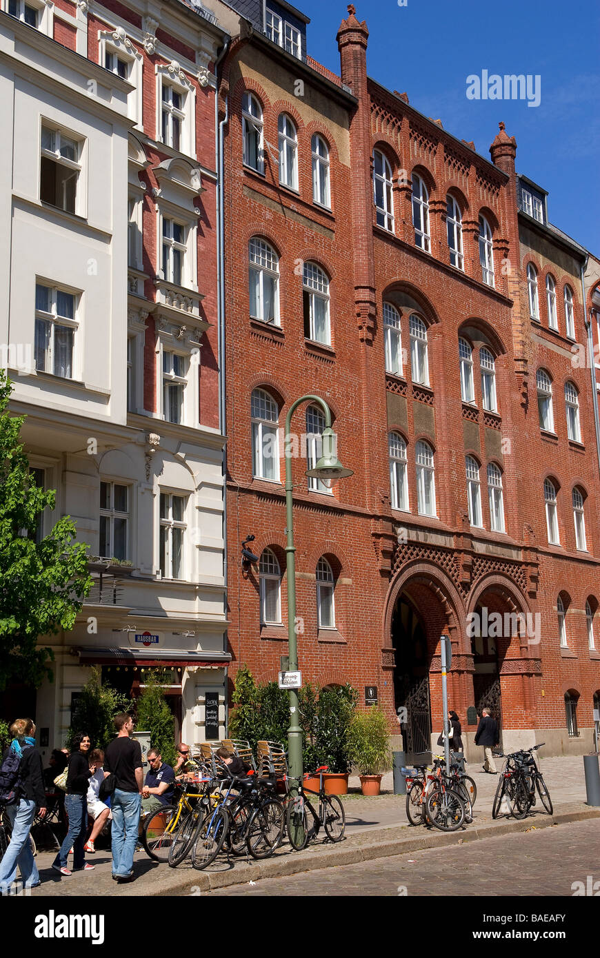 Deutschland, Berlin, Bezirk Prenzlauer Berg, Café-Terrassen in der Nähe der Synagoge Rykestraße erbaut 1904 mit einer Neo-romanischen Stockfoto