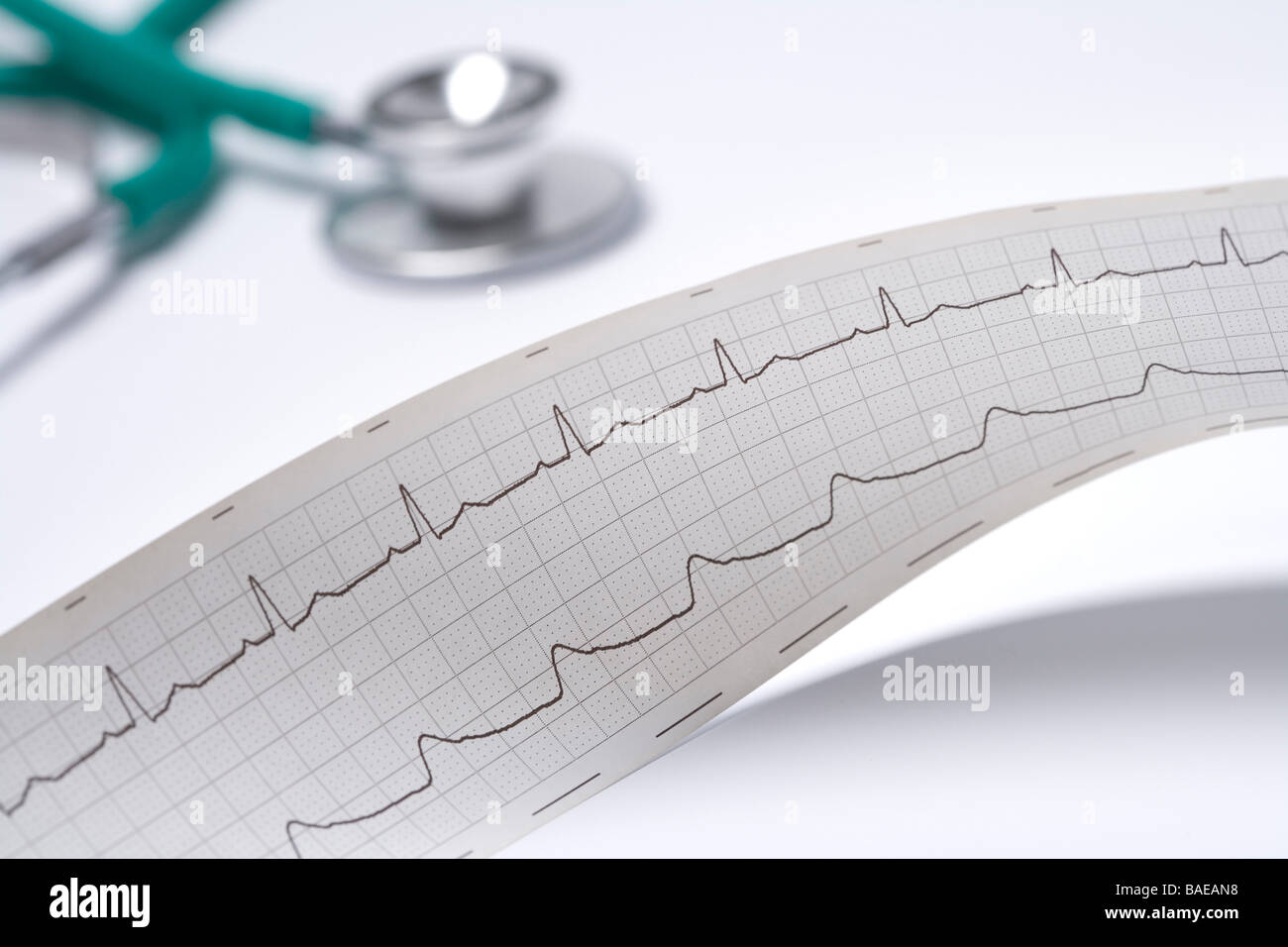 Regelmäßige Elektro Kardiogramm mit einem Stethoskop Stockfoto