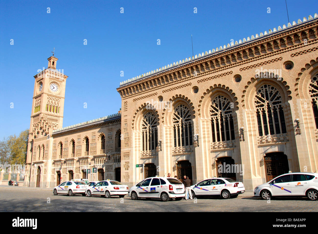 Taxis vor dem Bahnhof, Toledo, Castilla und Mancha, Spanien Stockfoto