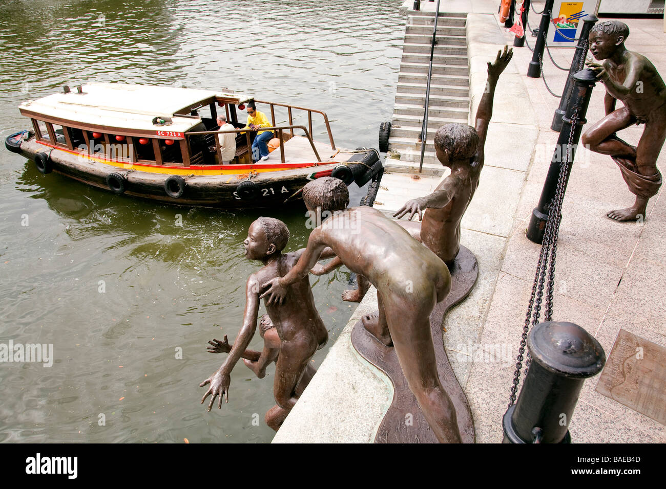 Singapur, Boat Quay in der Nähe der Cavenagh Brücke, Skulptur Chong Fah Cheong unter dem Titel The First Generation Stockfoto