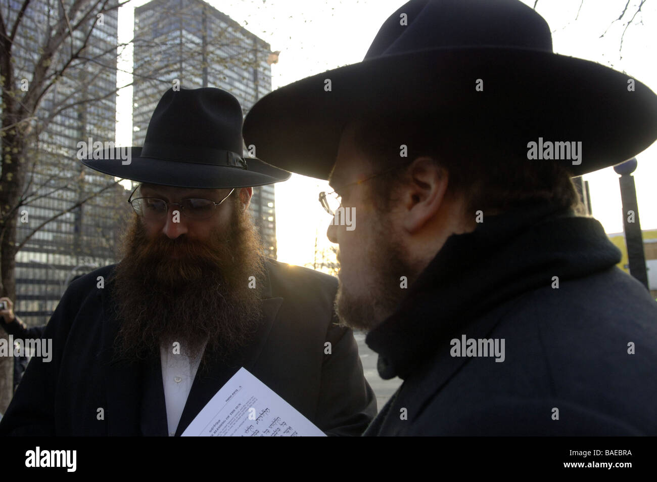 Juden versammeln sich am Dag Hammarskjöld Plaza in New York auf Mittwoch, 8. April 2009, das Fest des Birkat Hachamah beobachten Stockfoto