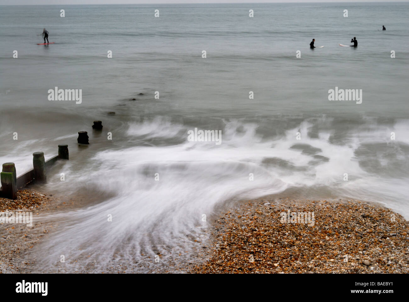 Surfer, die Wellen an der Bracklesham Bucht West Sussex England UK warten Stockfoto