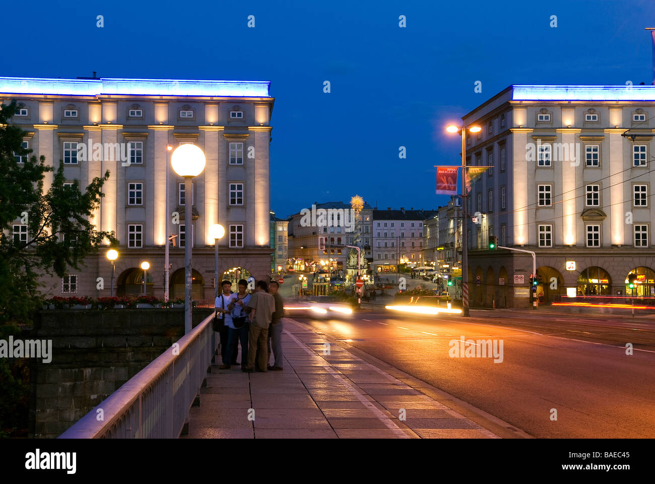 Österreich, Linz, die Nibelungenbrücke über die Donau, am Abend Stockfoto
