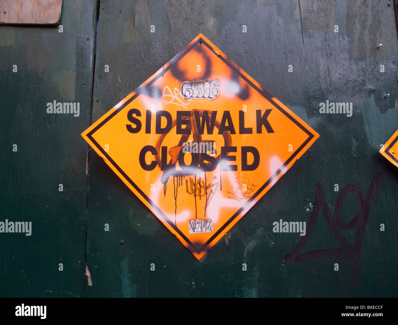 Bürgersteig geschlossen Schild verwüstet und mit Graffiti bedeckt Stockfoto