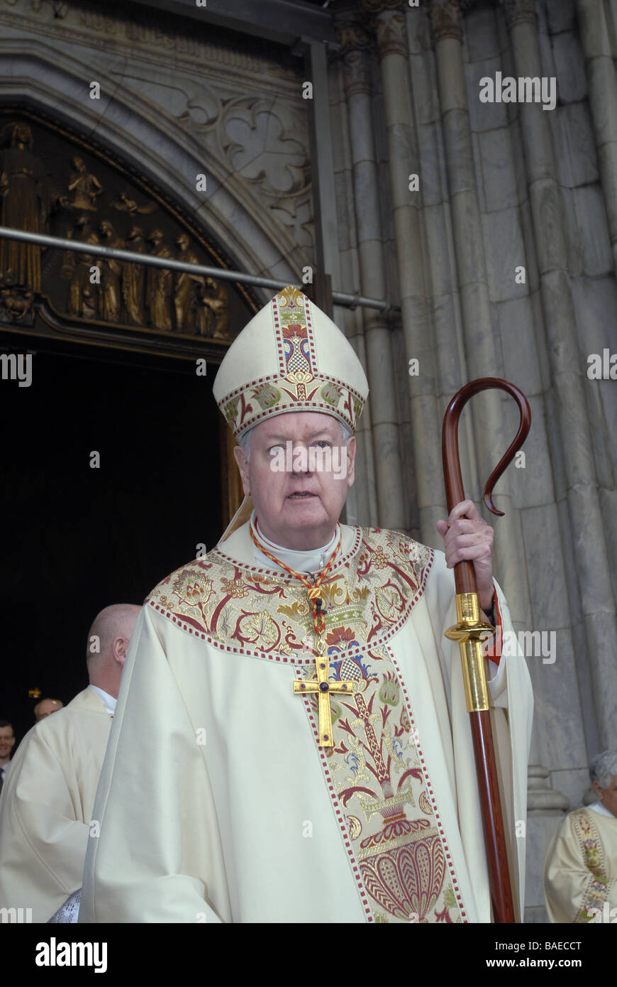 Kardinal Edward Egan begrüßt Zuschauer außerhalb St. Patrick s Cathedral am Ostersonntag Stockfoto